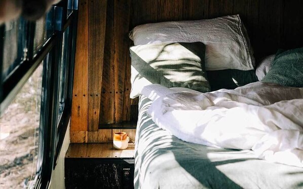 1 bedroom, bed sheets