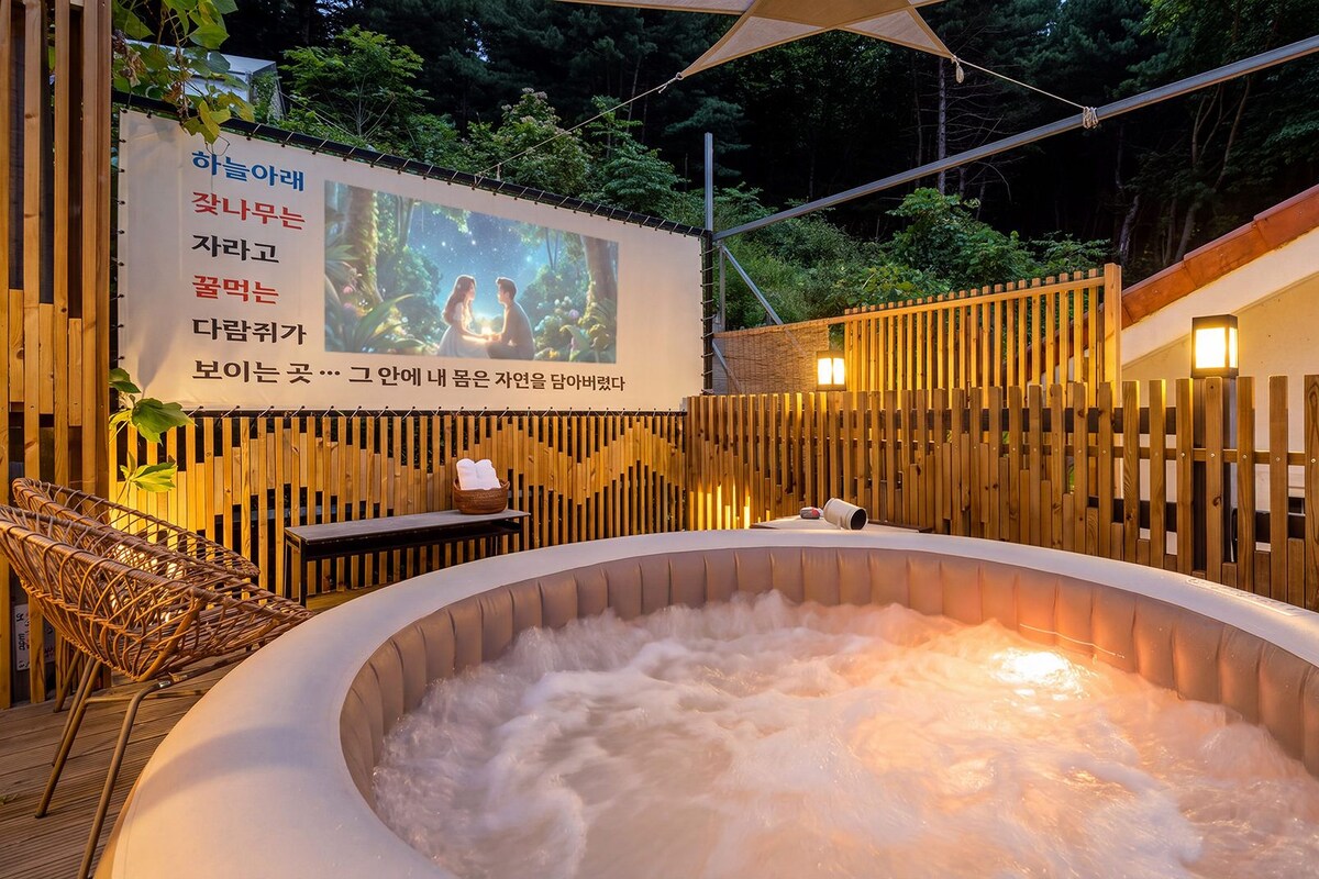 Ein Whirlpool mit Holzzaun und einem Poster im Hintergrund.