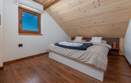 Stunning home in Prvan Selo with sauna