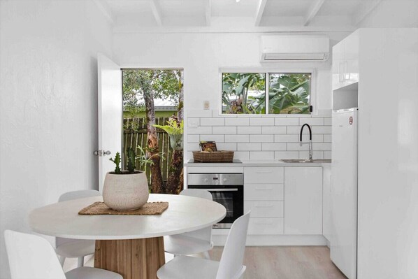 Fridge, microwave, oven, stovetop - PA2 Noosa Sunshine Beach,RENO 2025,PETS (Sunshine Beach)
