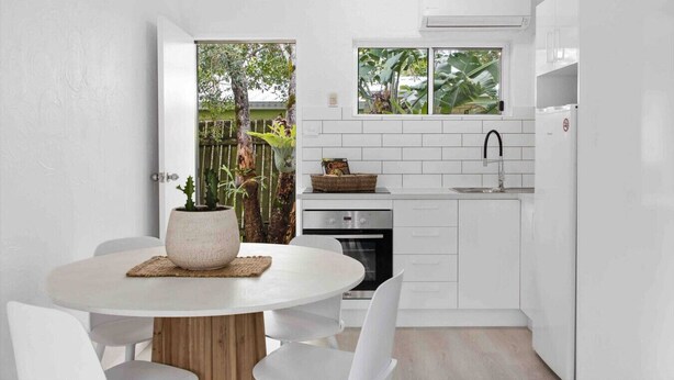Geladeira, micro-ondas, fogão, cooktop