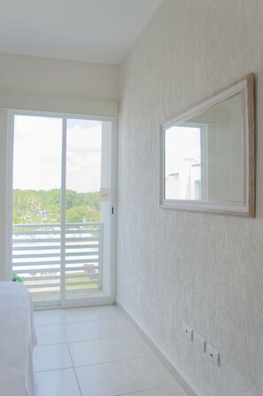 2 habitaciones, tabla de planchar con plancha, cuna de viaje y wifi
