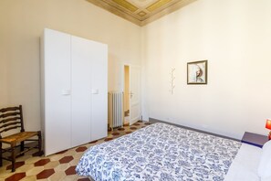 3 habitaciones, tabla de planchar con plancha, wifi y ropa de cama 