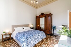 3 chambres, fer et planche à repasser, Wi-Fi, draps fournis