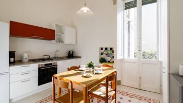 Frigorifero, forno, piano cottura, lavastoviglie