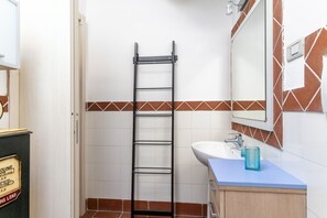 Douche, sèche-cheveux, bidet