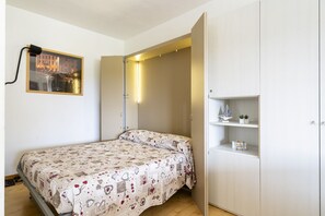 Tabla de planchar con plancha, wifi y ropa de cama 