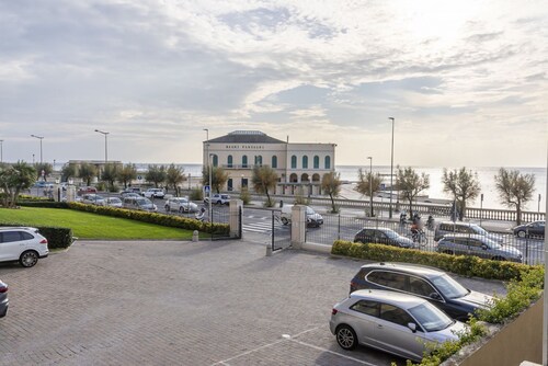 GuestHost - Livorno Modern Studio 110 meters from Bagni Pancaldi!