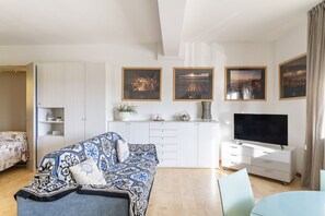 Living area - GuestHost - Livorno Modern Studio 110 meters from Bagni Pancaldi! (Livorno)