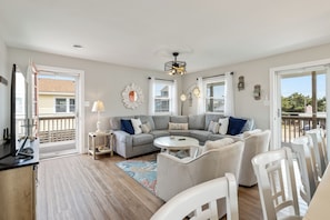 TV - Happy Hour: Pet Friendly, Oceanside, Close to the Beach and Perfect for Families! (Kill Devil Hills)