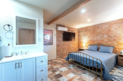 Casita Serena: Cozy Studio Near Gem Show & Downtown