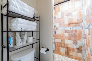 Shower, hair dryer, towels, soap - Casita Serena: Cozy Studio Near Gem Show & Downtown (Tucson)