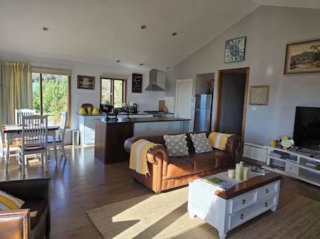 Smart TV, fireplace, books. Sharjon peaceful private retreat with sweeping views of Tallagandra mountains