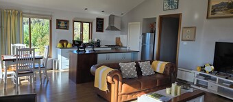 Sharjon peaceful private retreat with sweeping views of Tallagandra mountains