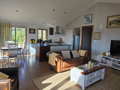 Sharjon peaceful private retreat with sweeping views of Tallagandra mountains