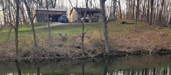 Lazy Oaks: Charming cabin on pond with A/C in delightful Little York, Illinois