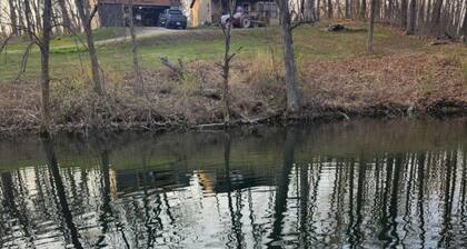 Lazy Oaks: Charming cabin on pond with A/C in delightful Little York, Illinois