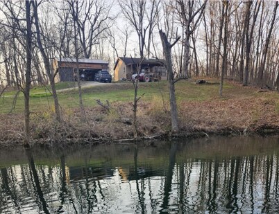 Lazy Oaks: Charming cabin on pond with A/C in delightful Little York, Illinois