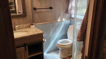 Douche, sĂšche-cheveux, serviettes fournies, savon