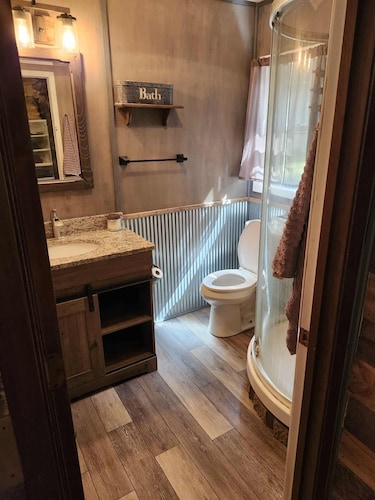 Lazy Oaks: Charming cabin on pond with A/C in delightful Little York, Illinois