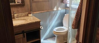 Lazy Oaks: Charming cabin on pond with A/C in delightful Little York, Illinois