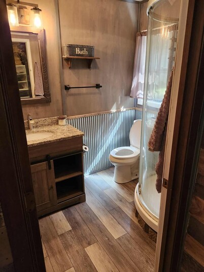 Lazy Oaks: Charming cabin on pond with A/C in delightful Little York, Illinois