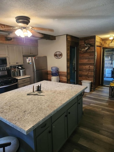 Lazy Oaks: Charming cabin on pond with A/C in delightful Little York, Illinois
