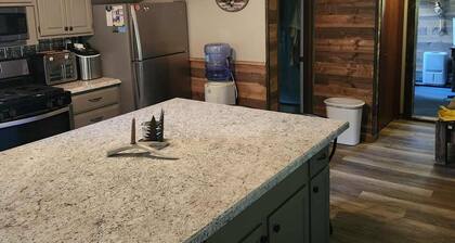 Lazy Oaks: Charming cabin on pond with A/C in delightful Little York, Illinois