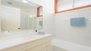 Douche, sèche-cheveux, serviettes fournies
