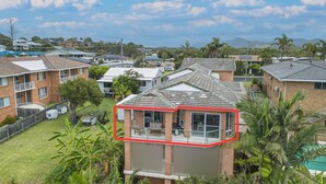 Zona residencial con casas, patio cercado y piscina.
