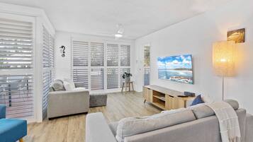 ์ํํธ, ์นจ์ค 3๊ฐ, ์์์ฅ ์ ๋ง | ๊ฑฐ์ค ๊ณต๊ฐ | ์ผ์ด๋ธ ์ฑ๋ ์์ฒญ์ด ๊ฐ๋ฅํ 45์ธ์น ์ค๋งํธ TV