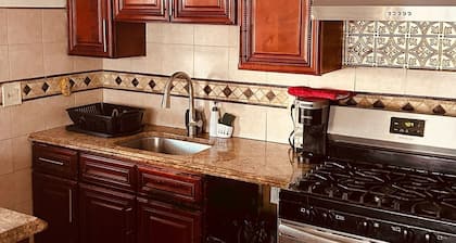 Charming 2-bedroom house near shopping & highways