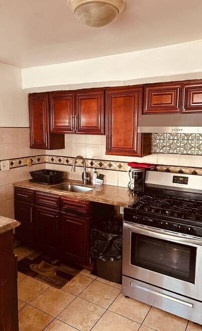 Charming 2-bedroom house near shopping & highways
