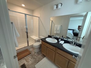 吹风机、毛巾、肥皂、卫生纸