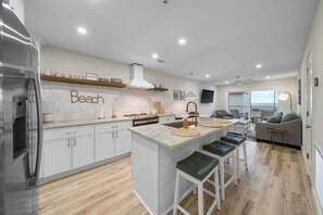 Een koelkast, een magnetron, een oven, een kookplaat