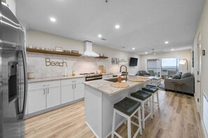 Een koelkast, een microgolfoven, een oven, een kookplaat