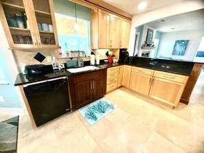 Een koelkast, een microgolfoven, een oven, een vaatwasser