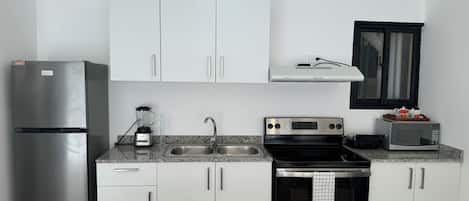 Réfrigérateur, micro-ondes, four, plaque de cuisson