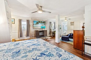 3 室のベッドルーム、デスク、WiFi (無料)、ベッドシーツ