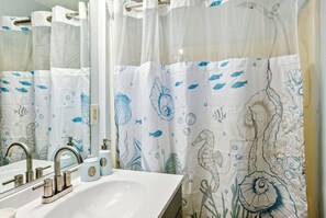 Shower, towels - 5047 Sandy Cove OBX * 3 Min Drive to Beach (Kill Devil Hills)