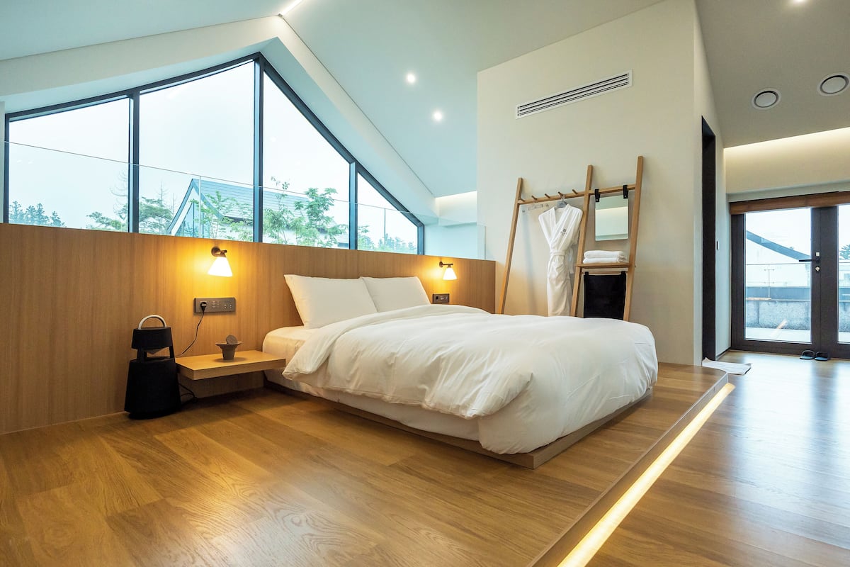 Garden Suite | 1 bedroom, down comforters, blackout drapes, iron/ironing board