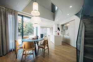 Microwave, coffee/tea maker, electric kettle, highchair - Yakmaeul (Seogwipo)