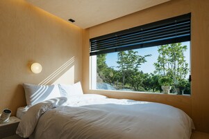 Cubrecamas, cortinas blackout y tabla de planchar con plancha 