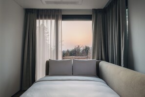 BBQ Pool Suite | Down comforters, blackout drapes, iron/ironing board, free WiFi - Yakmaeul (Seogwipo)
