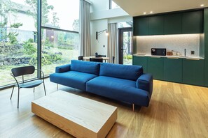 ميكروويف، ماكينة لصنع القهوة/الشاي، غلّاية كهربائية، كرسي للأطفال