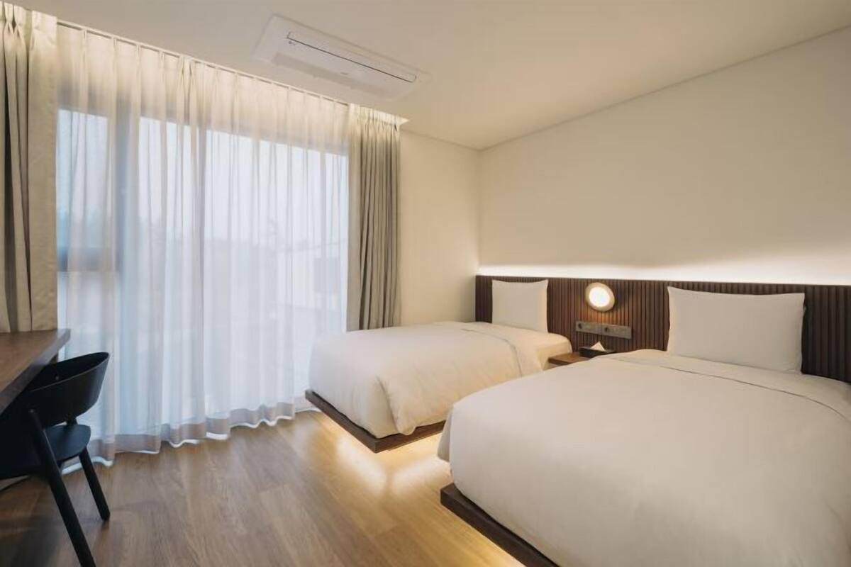 Couette en duvet, rideaux d’obscurcissement, fer et planche à repasser