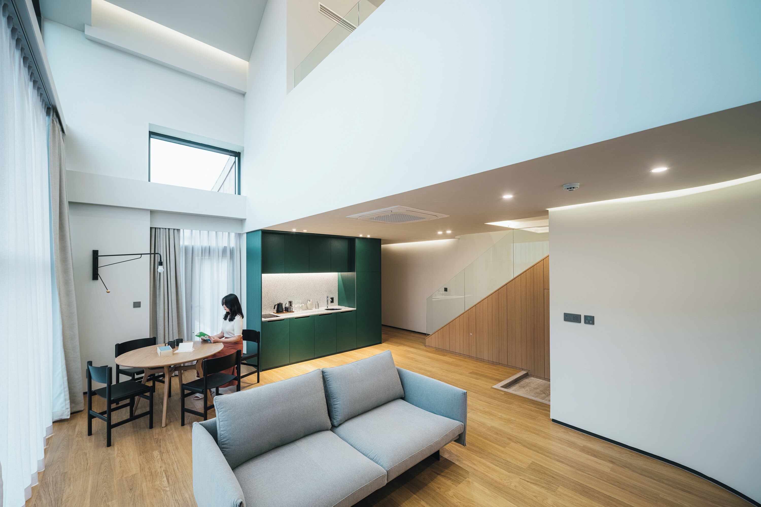 Ein modernes Interieur mit Essbereich, einer Couch und einer Küche.