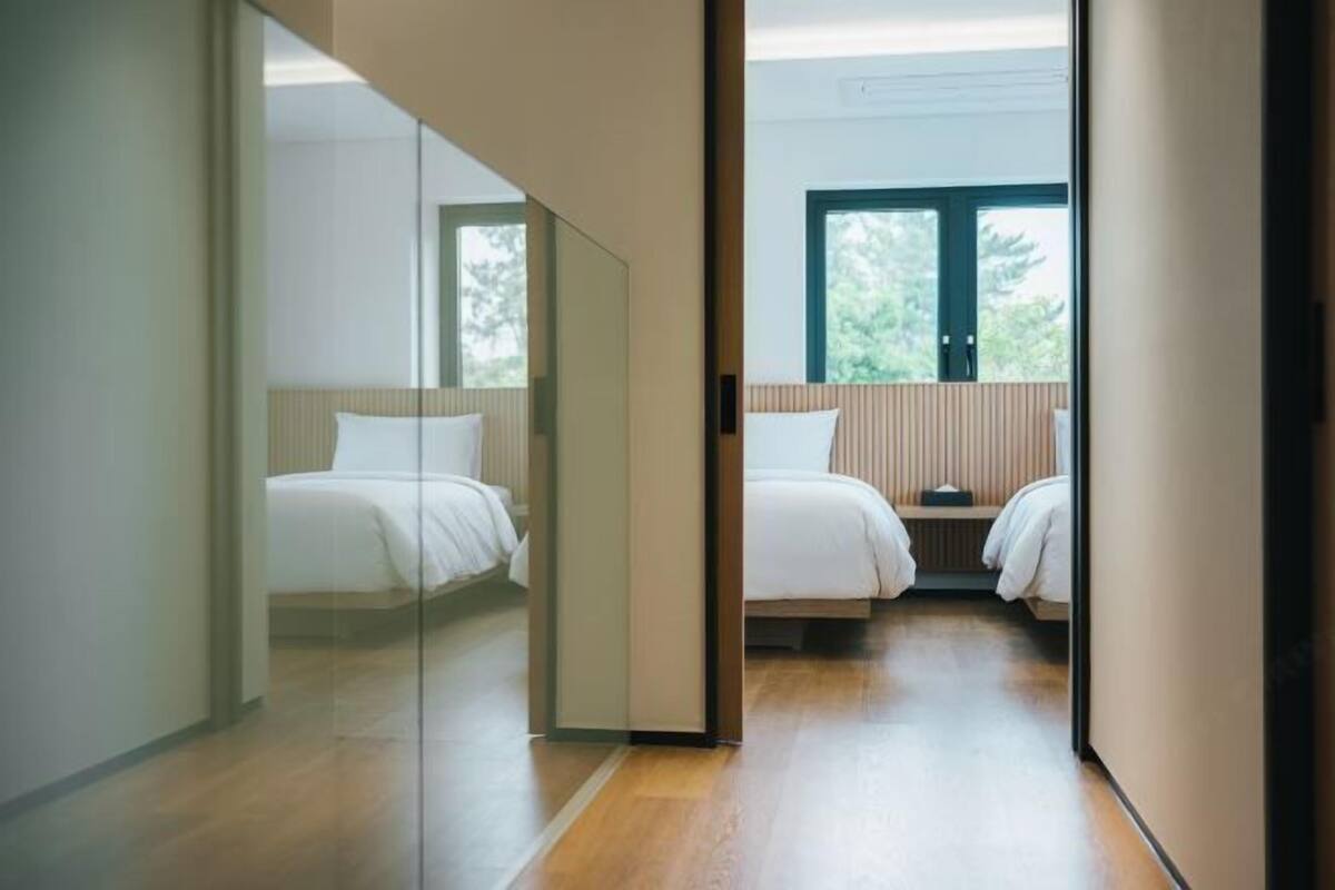 Couette en duvet, rideaux d’obscurcissement, fer et planche à repasser
