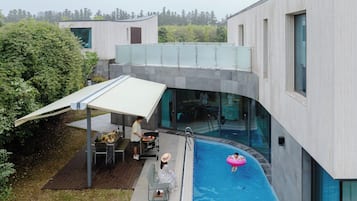 BBQ Pool Suite | Daunenbettdecken, Verdunkelungsvorhänge, Bügeleisen/Bügelbrett