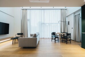 ميكروويف، ماكينة لصنع القهوة/الشاي، غلّاية كهربائية، كرسي للأطفال